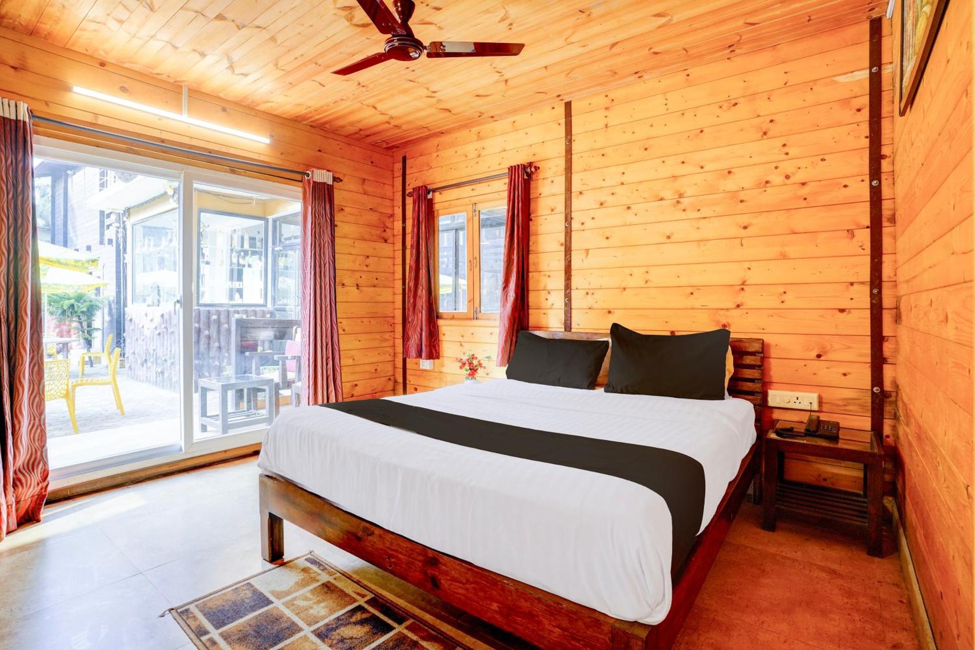 Super Townhouse Morjim Hotell Exteriör bild
