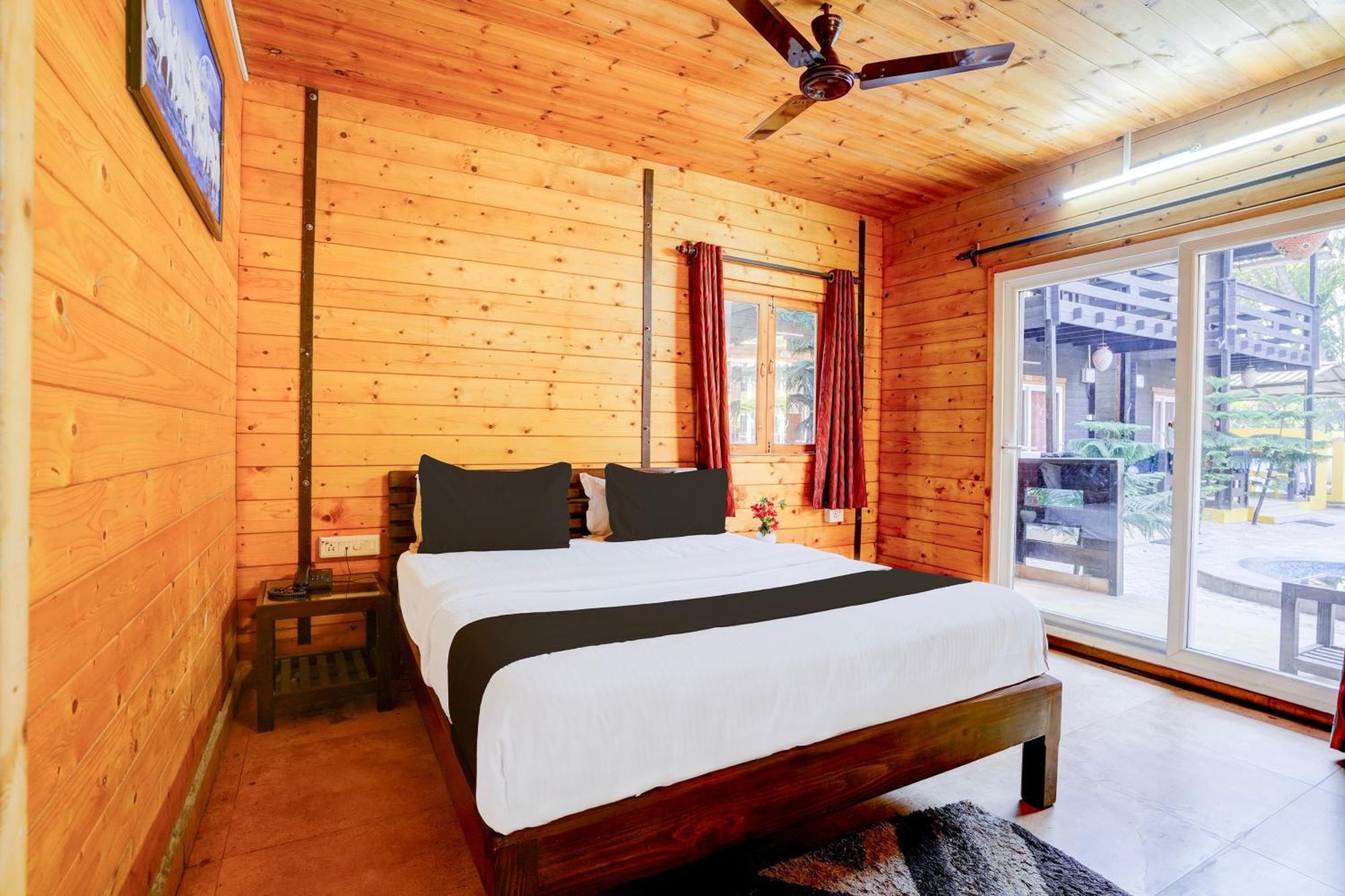 Super Townhouse Morjim Hotell Exteriör bild